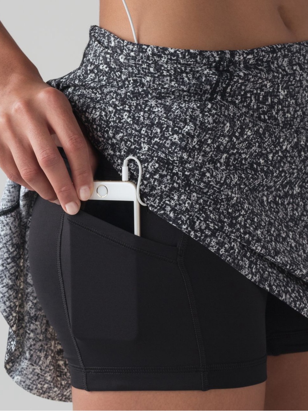Lululemon Lost In Pace Skirt (Tall) Daisy Dust Alpine White Black / Black (15")